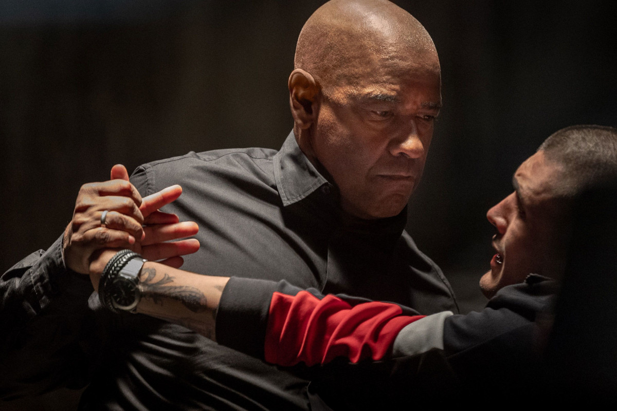 Denzel Washington's character in "The Equalizer 3", Robert McCall, subduing a man.